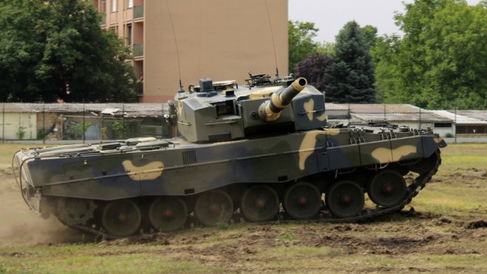 Waffen für die Ukraine: Solche Kampfpanzer vom Typ "Leopard 2 A4" hat Spanien 1995 gebraucht von Deutschland gekauft.