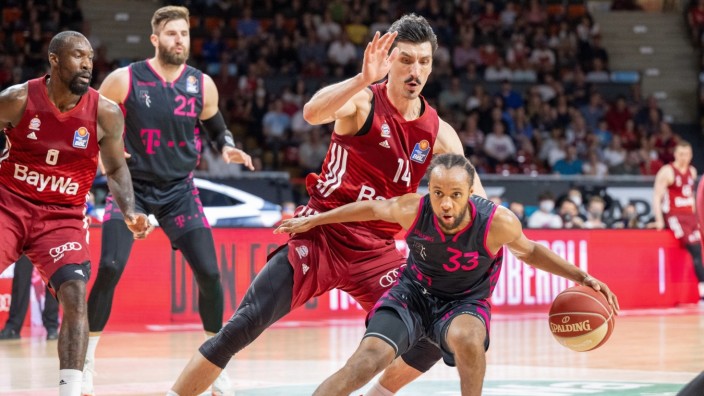 Basketball: Für die Bayern und ihren Kapitän Nihad Djedovic kaum aufzuhalten: Bonns Parker Jackson-Cartwright.