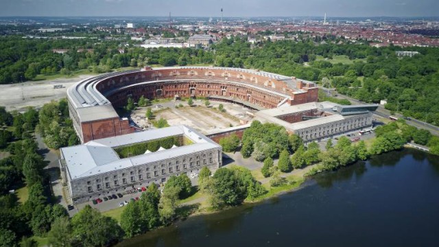 Großprojekte in Nürnberg: Bauen auf kontaminierten Terrain: Die NS-Kongresshalle auf dem ehemaligen Reichsparteitagsgelände am großen Dutzendteich soll für das Opernhaus zur Ausweichspielstätte werden. Ein Vorhaben, das viele Fragen aufwirft.