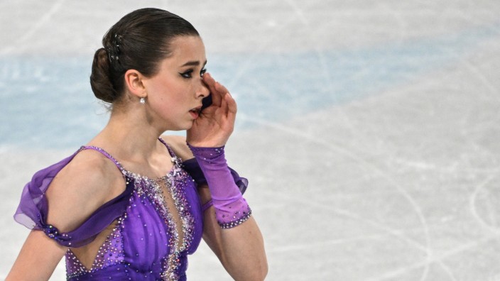 Eiskunstlauf: Viel diskutierter Auftritt bei Olympia: Die damals 15-jährige Kamila Walijewa zog enorm viel Aufmerksamkeit auf sich.
