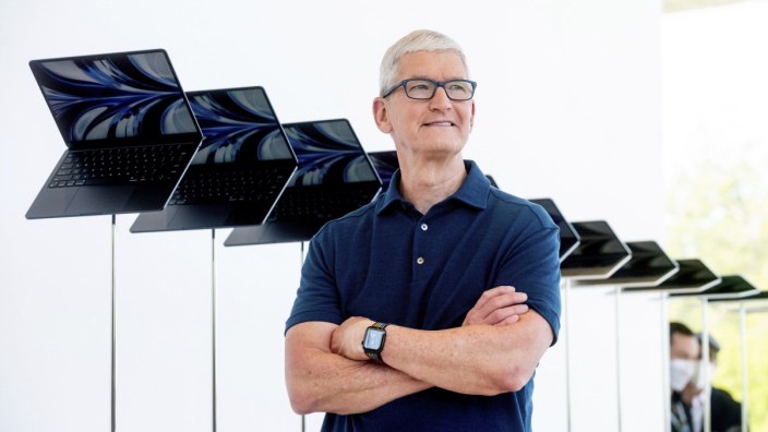 Apple: Apple-Chef Tim Cook während der aufgezeichneten Präsentation der Entwicklerkonferenz in Cupertino neben neuen Apple-Laptops.
