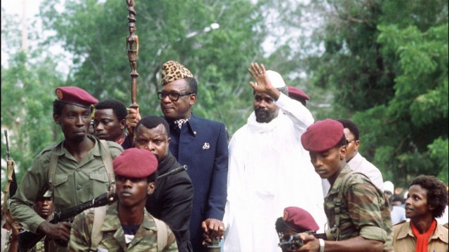 Fiston Mwanza Mujila: "Tanz der Teufel": Der Diktator Mobutu Sese Seko (links) 1983 auf Staatsbesuch bei dem ebenfalls diktatorisch regierenden Präsidenten des Tschad, Hissene Habré. Der wurde 1990 gestürzt, Mobutu erst 1997.