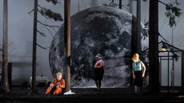 Theater: Finster ist's, der Mond scheint dunkel: Bernd Moss, Daniel Zillmann und Anja Schneider in der bedrohlichen Waldkulisse auf Thilo Reuthers Bühne.