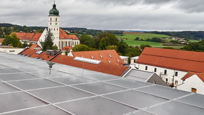 Photovoltaik: Auf dem Dach des Ebersberger Landratsamts ist bereits eine Photovoltaik-Anlage vorhanden - die Energieagentur sieht noch mehr Potenzial auf landkreiseigenen Gebäuden.