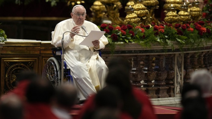 Vatikan: Das Knie schmerzt: Die Pfingstmesse absolvierte Papst Franziskus im Rollstuhl.