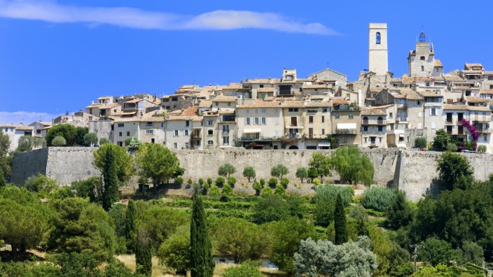 Künstlerherberge an der Côte d'Azur: Saint-Paul-de-Vence liegt auf einer felsigen Anhöhe und ist eingefasst von Wehrmauern aus dem 14. und 16. Jahrhundert. Der Ort entwickelte sich bereits seit den 1920er-Jahren zum Künstler-Treffpunkt.