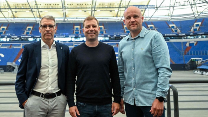 Schalke 04: Aufbruch nach dem Aufstieg: Die Schalker Sportchefs Peter Knäbel (links) und Rouven Schröder nehmen den neuen Trainer Frank Kramer in die Mitte.