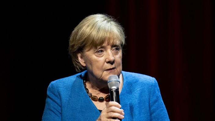Ex-Kanzlerin zur Ukraine: "Ich wollte das nicht weiter provozieren": Die ehemalige Bundeskanzlerin Angela Merkel rechtfertigt im Berliner Ensemble ihren als zu nachgiebig kritisierten Kurs gegenüber Russland.