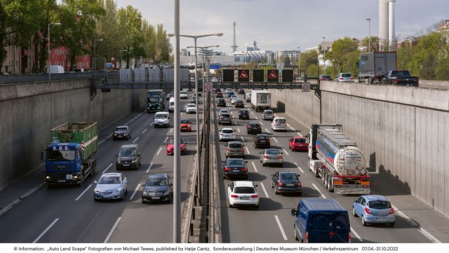 Reisebuch zu Autobahnen: Selten sind auf seinen Bildern Autos zu sehen - und noch seltener so viele wie auf der Berliner Stadtautobahn A 100.