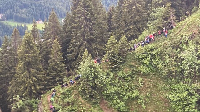 Wandern und Bergsteigen: Bergnot im Kleinwalsertal: Bergwacht und Polizei mussten am Donnerstag 99 Schüler und acht Lehrer aus misslicher Lage retten.