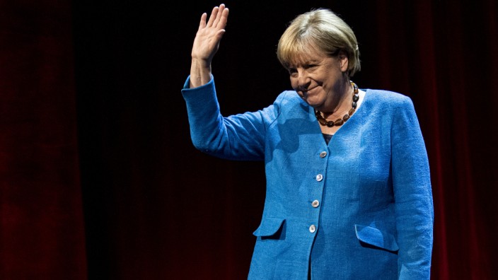 Berlin: Es geht um ihr Bild in der Geschichte: Altkanzlerin Angela Merkel (CDU) am Dienstagabend im Berliner Ensemble.