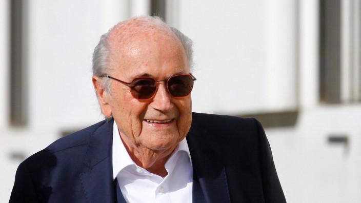 Fifa-Skandal: Sepp Blatter vor dem Gerichtsgebäude in Bellinzona.