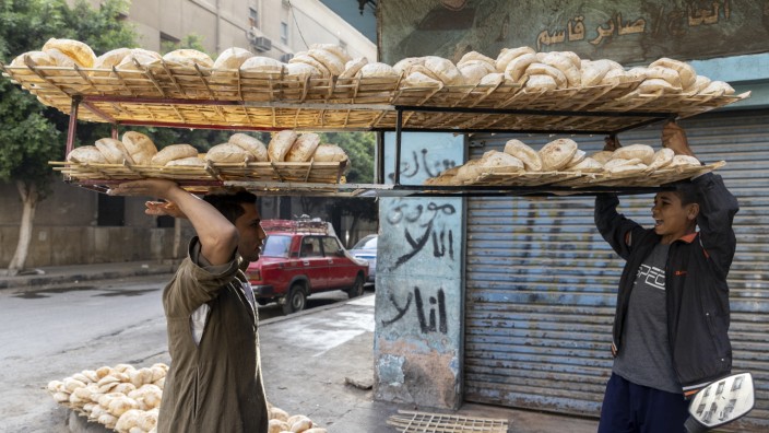 Weizen: Ohne Weizen aus der Ukraine gibt's nichts zu backen und zu schleppen: zwei Bäckereihelfer in Kairo.