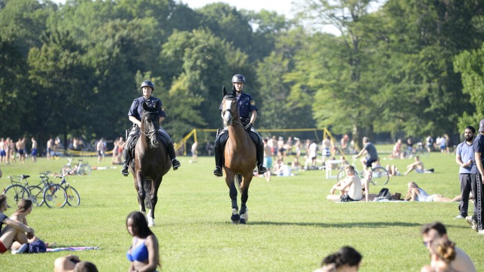 Naturschutz: Eine Reiterstaffel der Polizei im Englischen Garten. An drei Tagen im Juni werden die berittenen Gesetzeshüter in Natur- und Landschaftsschutzgebieten des Landkreises eingesetzt werden.