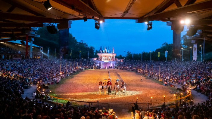 Festival: "Carmina Burana" mit Pferdeakrobatik: Zum Orff-Festival Ammersee-Andechs wird das bekannteste Werk des Komponisten in der Arena des Kaltenberger Ritterturniers aufgeführt.