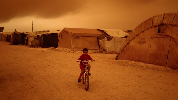 Bedrohte Biokruste: Sandsturm in einem Flüchtlingslager im syrischen Idlib.