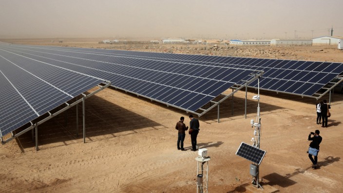 Naher Osten: Eine Photovoltaikanlage in einem syrischen Flüchtlingscamp im Norden Jordaniens: Mit den erneuerbaren Energien geht es im Nahen und Mittleren Osten sonst nur langsam voran.
