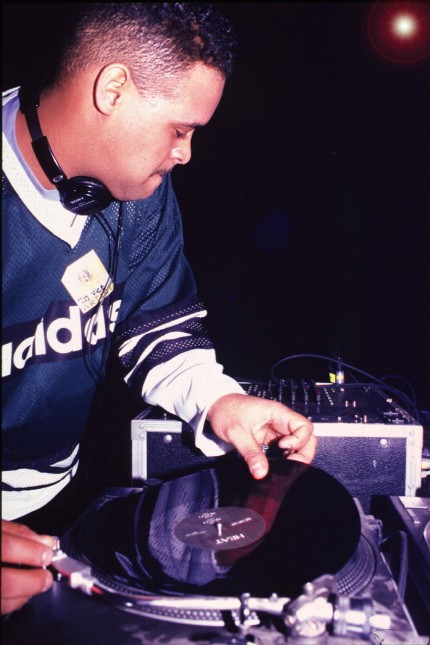50 Jahre Kult-Plattenspieler: Ohne Plattenteller, kein DJ. Ohne DJ, kein gelungener Abend: Hier legt DJ Vice 1996 in Detroit auf.