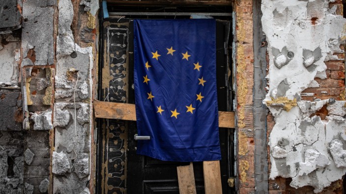 Ukraine und EU: Die Europaflagge an einem zerstörten Verwaltungsgebäude der Oblast Charkiw zeugt von der Hoffnung vieler Ukrainer auf die Aufnahme in die EU.
