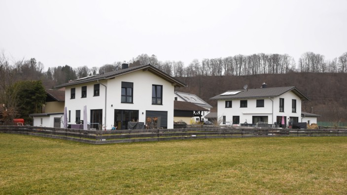 Schwarzbauten: Drei kürzlich erbaute Häuser am Isarspitz in Weidach sollen nun wieder abgerissen werden, weil sie Schwarzbauten sind. Nun befasst sich der Petitionsauschuss im Landtag damit.