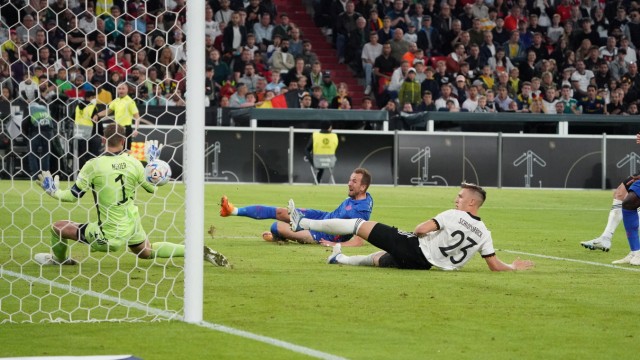 DFB-Team: Manuel Neuer vereitelt die Großchance von Englands Harry Kane aus kürzester Distanz.