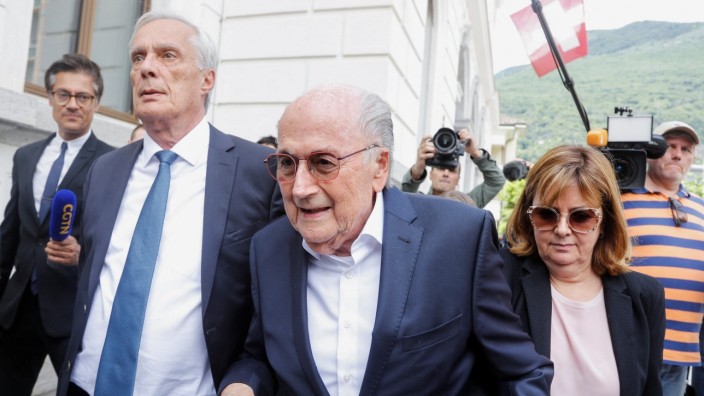 Prozess gegen Blatter und Platini: Der frühere Fifa-Präsident Sepp Blatter verlässt gesundheitlich angeschlagen mit seinem Anwalt Lorenz Erni und seiner Tochter Corinne das Gericht.