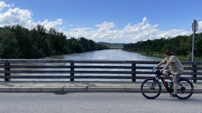 Energiewende: Ein Stück nördlich der Tittmoninger Brücke lässt das Wasserwirtschaftsamt Traunstein die starren Uferbefestigungen der Salzach abtragen und das Flussbett aufweiten.