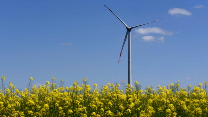 Erneuerbare Energien: Eines von acht Windrädern im Landkreis dreht sich bei Pellheim.