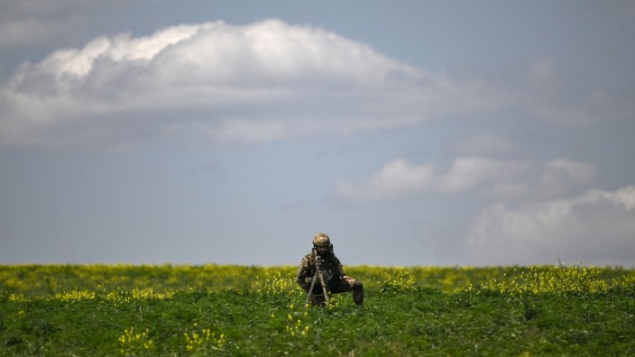 Krieg in der Ukraine: Ein ukrainischer Soldat im Donbass