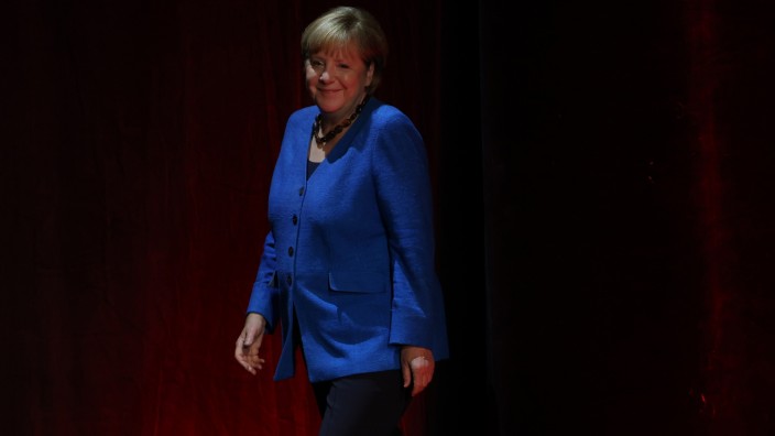 Berlin: Sie ist gekommen, um sich zu erklären. Angela Merkel will wieder mitreden, anstatt in den Zeitungen zu lesen, was über sie geredet wird. Was sie zu sagen hat, sagt sie dann auch im Berliner Ensemble. Und das Publikum? Johlt.