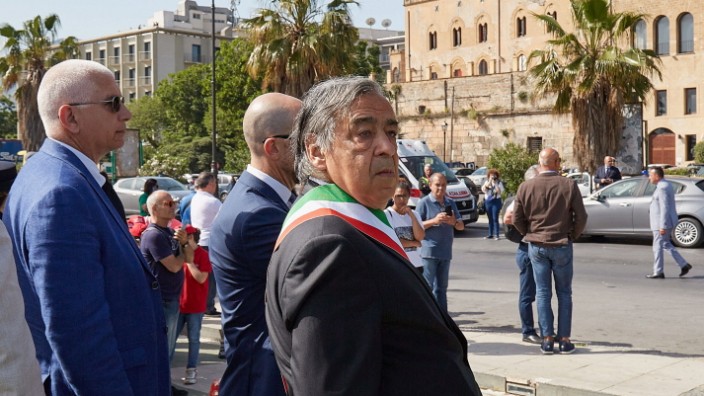 Zeitenwende in Palermo: Palermos Bürgermeister Leoluca Orlando (mit Schärpe) gedenkt im Mai des von der Mafia ermordeten Richters Giovanni Falcone.