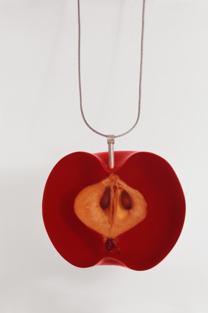 Schmuck: Von Therese Hilbert ist der Anhänger "Apfel" von 1972 aus Silber und Kunststoff zu sehen.