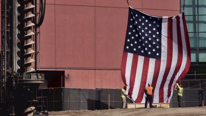 USA: Eine US-Flagge am Samuel-Oschin-Luft- und Raumfahrtzentrum in Los Angeles