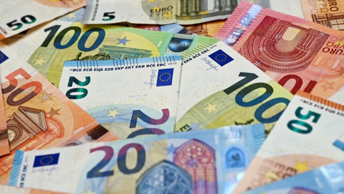 Europäische Zentralbank: Eine Inflation von 8,1 Prozent bedeutet: 100 Euro von vor einem Jahr sind jetzt noch 91,90 Euro wert.