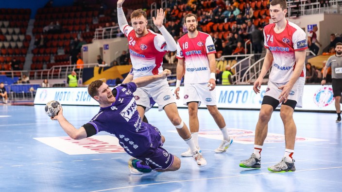 Handball: Kennen sich aus der Champions League: Die Handballer der SG Flensburg-Handewitt (links Kapitän Johannes Golla) gegen die Kollegen von Motor Saporoschje.