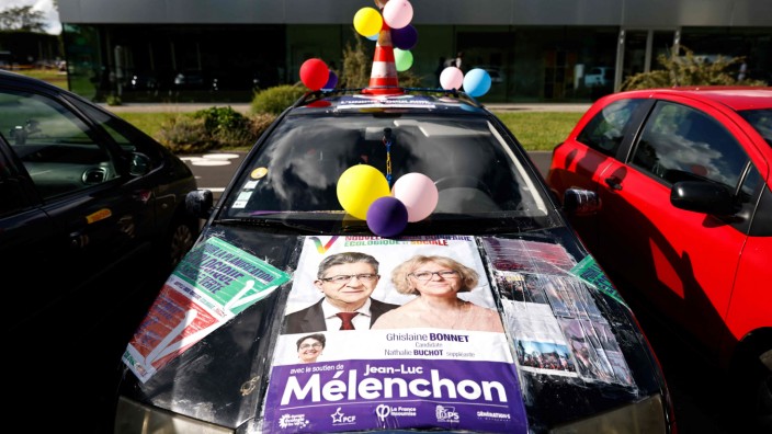 Allianz "Nupes": "Die Stimmung ist viel besser als vor der Präsidentschaftswahl": Szene aus dem Parlamentswahlkampf mit einem Plakat der neuen linken Koalition Nupes.