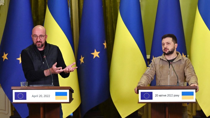 EU-Beitritt der Ukraine: Der eine will rein in die EU, der andere fragt sich, wie: der ukrainische Präsident Wolodimir Selenskij (r.) mit EU-Ratspräsident Charles Michel bei dessen Kiew-Visite im April.