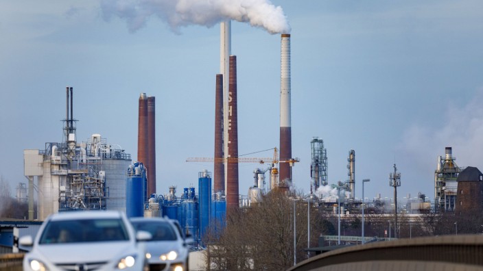 Klimaschutz: Raffinerie bei Köln: Die Klimaschutz-Gesetze werden die Industrie belasten.