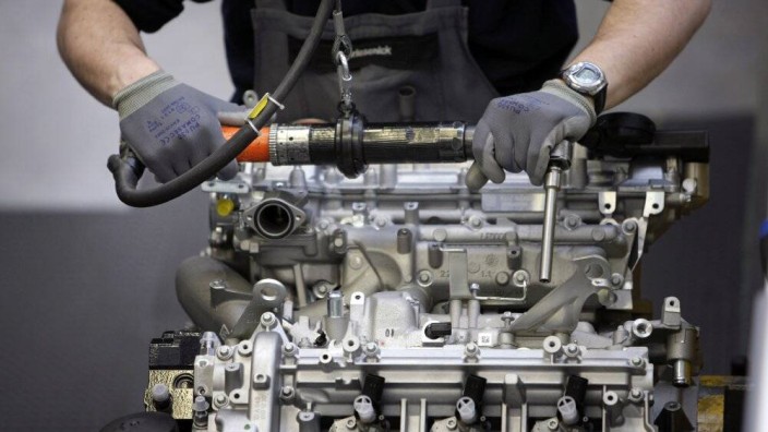 Klimaschutz: Hochgezüchtetes Auslaufmodell: Produktion eines Dieselmotors bei Mercedes in Berlin.