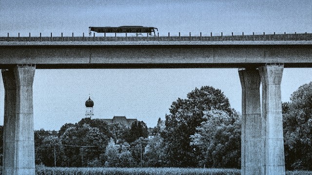 Flächenfraß in Bayern: Heimat – und das, was Politik manchmal draus macht: Eine Autobahnbrücke der A 94 bei Dorfen, dahinter die Gemeinde Obertaufkirchen.