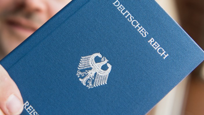 Prozess in Ebersberg: Dokumente der "Reichsbürger"-Szene, hier ein "Reisepass des Deutschen Reichs", haben häufig starke Ähnlichkeit mit echten Ausweispapieren.