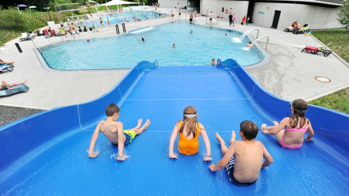 Freizeit in Bayern: Zu viert macht's noch mehr Spaß: Die große Wellenrutsche des Sommerbads Greifenberg ist für Kinder der Hit.
