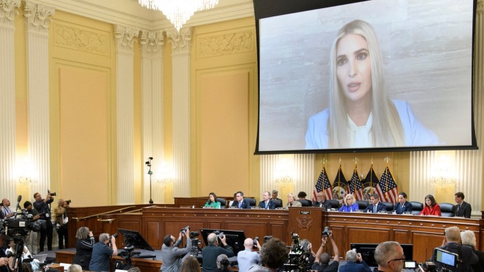 USA: Trump-Tochter Ivanka Trump auf einer Leinwand vor dem Ausschuss zur Aufklärung des Angriffs auf das US-Kapitol: Den Ermittlern fehlt der entscheidende Beweis.