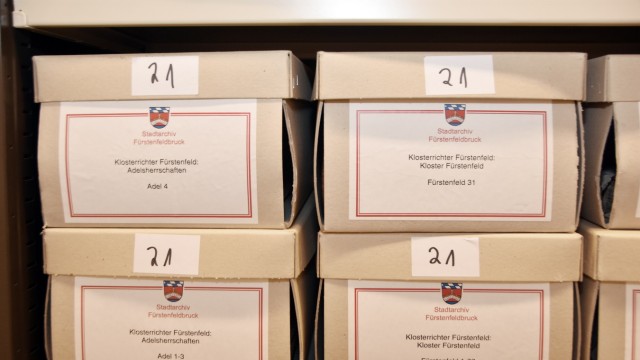 Ortsgedächtnis: SZ-Serie, Folge 2: Juristischer Inhalt: In den Kartons werden Akten der Klosterrichter von Fürstenfeld aufbewahrt.