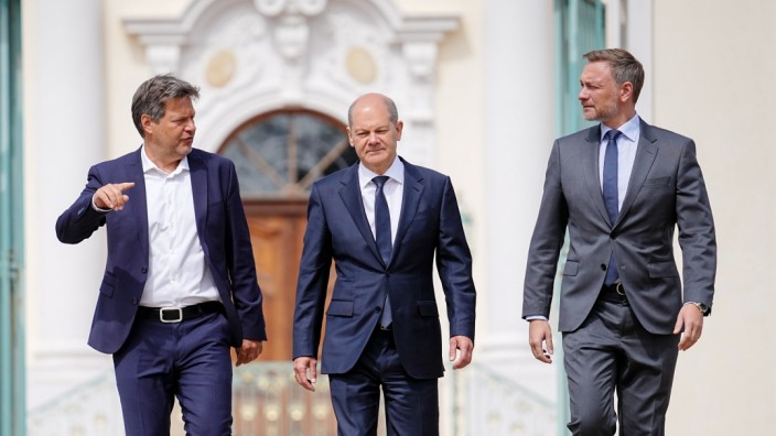 Koalition: Anfangs war es so etwas wie Liebe: Koalitionspartner (von links) Robert Habeck (Grüne), Bundeskanzler Olaf Scholz (SPD), Christian Lindner (FDP).