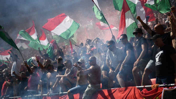 Ungarn und seine Fans: Der ungarische Fanblock - hier während des Vorrundenspiels der EM in Budapest gegen Frankreich.
