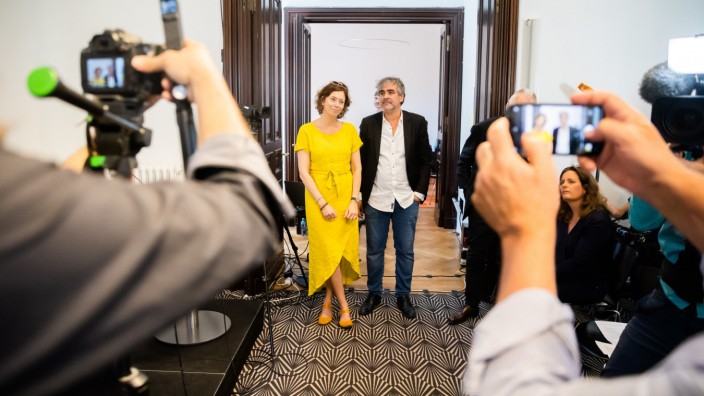 Streit im Schriftstellerverband: Eva Menasse und Deniz Yücel, die neuen Sprecher des neuen PEN Berlin, im Literaturhaus der Hauptstadt nach der Wahl.