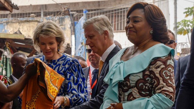 Imperiale Verbrechen: Philippe besucht mit seiner Frau Mathilde (l.) und First Lady Denise Nyakeru Tshisekedi den Ngobila Strandmarkt in Kinshasa.