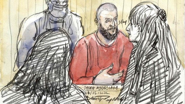 Terroranschlag in Paris 2015: Die Zeichnung aus dem Gerichtssaal in Paris zeigt den Angeklagten Salah Abdeslam.