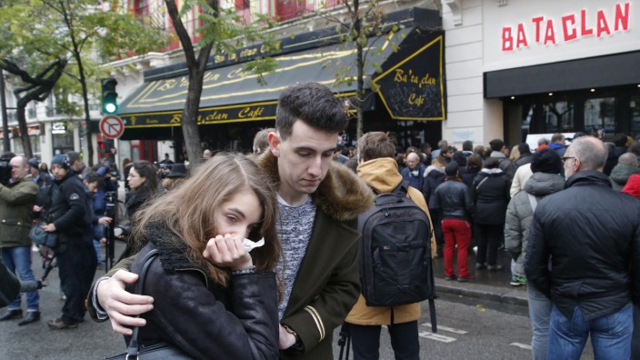 Terroranschlag in Paris 2015: Trauer vor der Bataclan-Konzerthalle in Paris im November 2016. Ein Jahr zuvor hatten Terroristen in dem Viertel 130 Menschen ermordet.